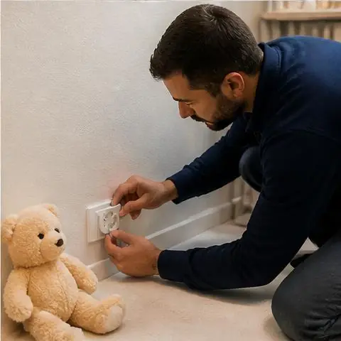 Avcılar Denizköşkler Mahallesi elektrikçi ekibinin balkon ve dış cephe aydınlatmasında su alan armatürler için yerinde çalışması