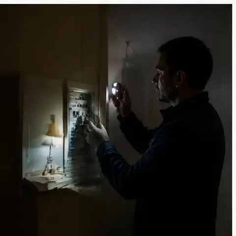 Avcılar Üniversite Mahallesi elektrikçi ekibinin kiralık dairelerde teslim öncesi tesisat ve priz kontrolü için yerinde çalışması