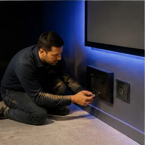 Avcılar Denizköşkler Mahallesi elektrikçi ekibinin nem kaynaklı kaçak akım rölesi atmaları için yerinde çalışması