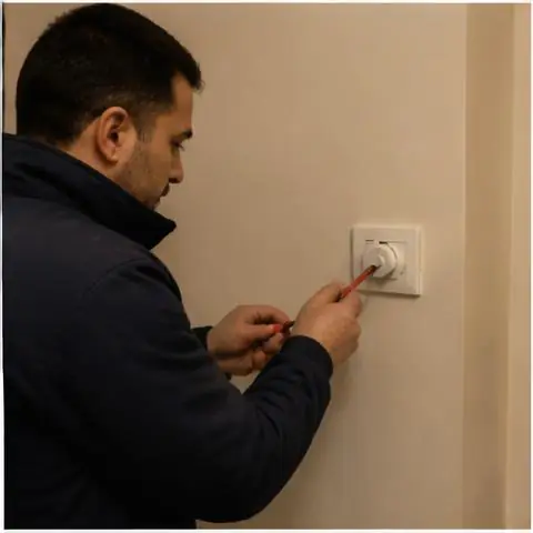 Esenyurt elektrikçi ekibinin eski tesisatlarda topraklama eksikliği, kaçak akım ve kısa devre sorunları için yerinde çalışması