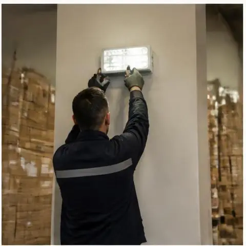Esenyurt Akşemseddin Mahallesi elektrikçi ekibinin akşemseddin Mahallesi çevresinde dükkân vitrin aydınlatması için yerinde çalışması