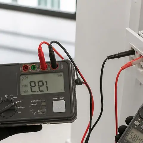 Silivri Kınalı elektrikçi ekibinin soğuk hava deposu ve soğutma grubunda faz sırası ile koruma ayarı için yerinde çalışması