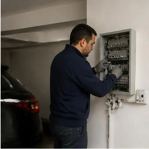 Büyükçekmece Muratçeşme Mahallesi elektrikçi ekibinin kaçak akım rölesinin gece atması için yerinde çalışması