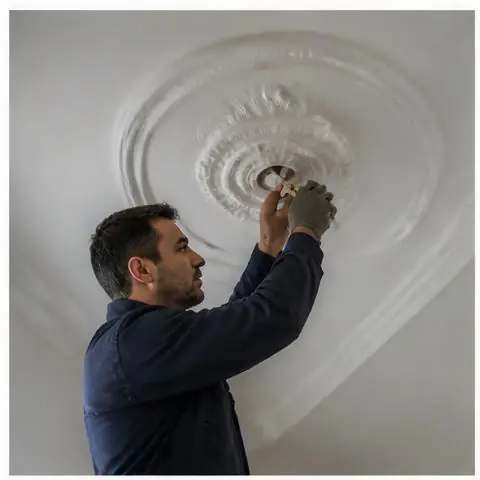 Esenyurt Merkez Mahallesi elektrikçi ekibinin esenyurt Merkez Mahallesi adreslerinde eski bina tesisatı için yerinde çalışması
