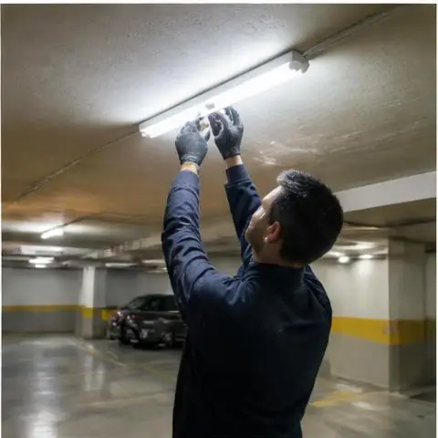 Büyükçekmece Alkent 2000 Mahallesi elektrikçi ekibinin bahçe aydınlatması ve yer altı besleme hatlarında kaçak için yerinde çalışması