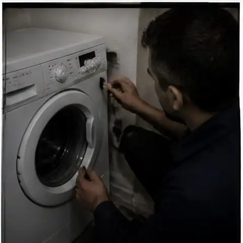 Esenyurt Piri Reis Mahallesi elektrikçi ekibinin piri Reis Mahallesi çevresinde klima ve ankastre beslemeleri için yerinde çalışması