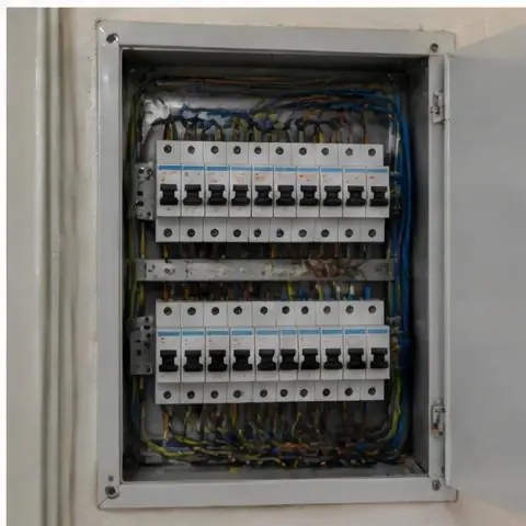 Avcılar elektrikçi ekibinin ambarlı çevresindeki depo ve iş yerlerinde üç fazlı pano, kompanzasyon ve motor besleme arızaları için yerinde çalışması