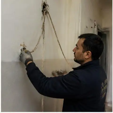Büyükçekmece Yenimahalle Mahallesi elektrikçi ekibinin sigorta atması ve pano kontrolü için yerinde çalışması