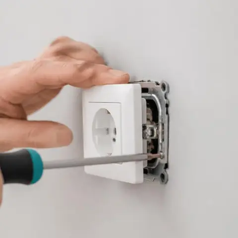 Silivri Çeltik Mahallesi elektrikçi ekibinin buat içi oksitlenmiş bağlantıların yenilenmesi için yerinde çalışması
