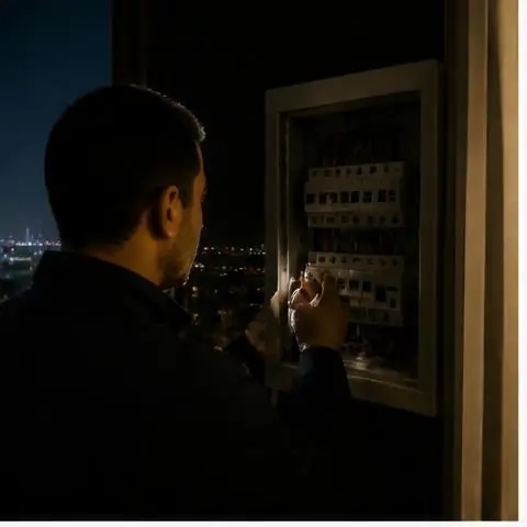 Avcılar Gümüşpala Mahallesi elektrikçi ekibinin klima ve ısıtıcı için ayrı hat ihtiyacı için yerinde çalışması