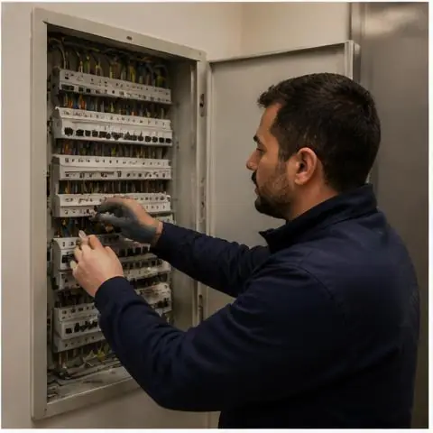 Bahçeşehir Esenkent Mahallesi elektrikçi ekibinin aynı dönem yapılarda toplu şekilde eskimiş kat panosu ve otomat şalterler için yerinde çalışması