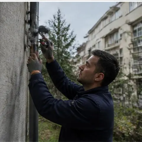 Bahçeşehir elektrikçi ekibinin site bloklarında ortak alan panosu, otopark ve merdiven aydınlatması ile jeneratör devreye alma sorunları için yerinde çalışması