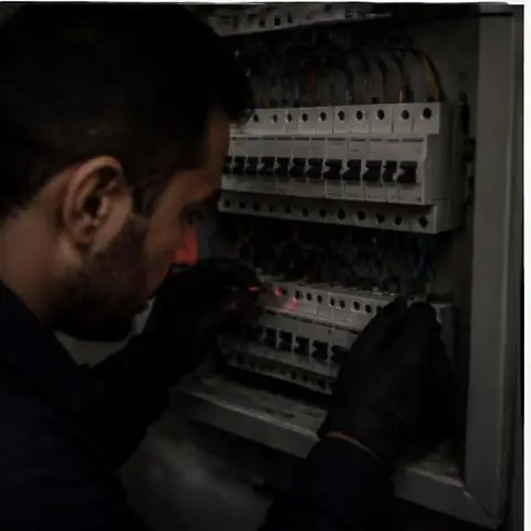 Esenyurt Piri Reis Mahallesi elektrikçi ekibinin esenyurt Piri Reis Mahallesi adreslerinde ortak alan pano arızaları için yerinde çalışması