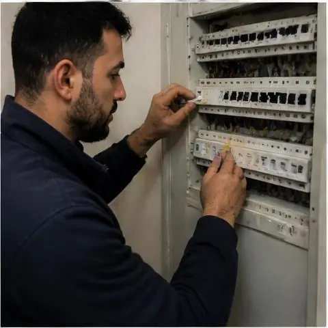 İstanbul elektrikçi ekibinin villa, site ve işletme elektrik sistemlerinin planlı bakımı için yerinde çalışması