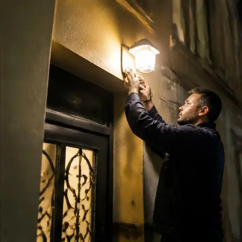 Avcılar Parseller elektrikçi ekibinin daire içi sigorta atması ve priz hattı arızaları için yerinde çalışması