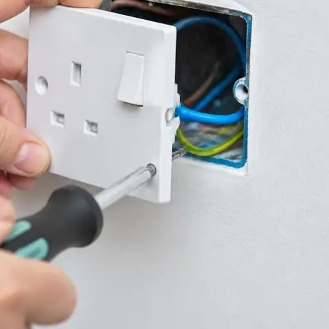 Silivri Küçük Sinekli Mahallesi elektrikçi ekibinin sıva altı hatlarda izolasyon ölçümü ve hedefli yenileme için yerinde çalışması