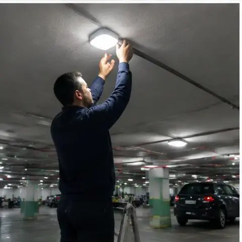 Esenyurt Yenikent Mahallesi elektrikçi ekibinin yenikent Mahallesi çevresinde merdiven otomatiği için yerinde çalışması