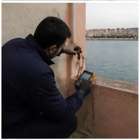 Büyükçekmece Kamiloba Mahallesi elektrikçi ekibinin sezon başı pano ve kaçak akım rölesi kontrolü için yerinde çalışması