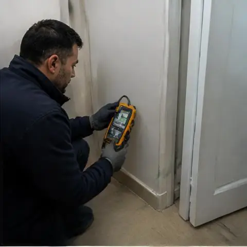 İstanbul elektrikçi ekibinin avize, spot ve LED aydınlatmanın güvenli montajı için yerinde çalışması