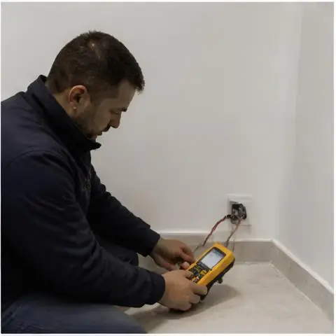 Esenyurt Akçaburgaz Mahallesi elektrikçi ekibinin akçaburgaz Mahallesi'nde üç fazlı pano ve motor besleme arızaları için yerinde çalışması