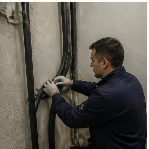Bahçeşehir elektrikçi ekibinin çarşı ve iş yerlerinde vitrin, tabela aydınlatması ile üç fazlı pano ve kompanzasyon arızaları için yerinde çalışması