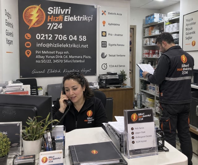 Silivri Hızlı Elektrikçi 7/24 iş yerimizin telefonla çağrı alan müşteri temsilcimiz ve raflar önünde iş kaydı tutan ustamız