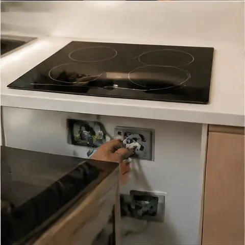 Avcılar Cihangir Mahallesi elektrikçi ekibinin daire içi sigorta atması ve eskimiş W otomat şalterler için yerinde çalışması