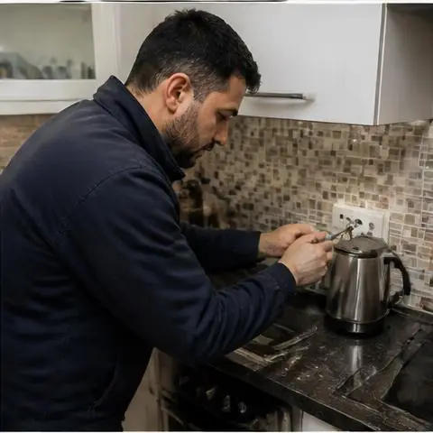 Büyükçekmece: Yazlıktan daimi konuta dönen dairelerde yetersiz kesitli eski hatların ısınması — Güvenli onarım ve hat kontrolü Büyükçekmece elektrikçi ekibinin yazlıktan daimi konuta dönen dairelerde yetersiz kesitli eski hatların ısınması için yerinde çalışması