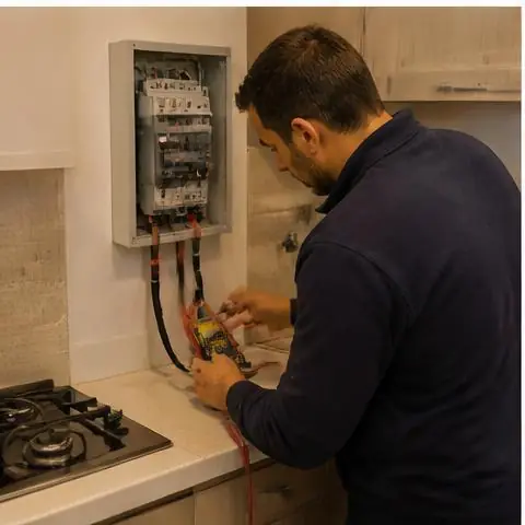 Büyükçekmece Türkoba Mahallesi elektrikçi ekibinin açık alan aydınlatması ve direk montajı için yerinde çalışması