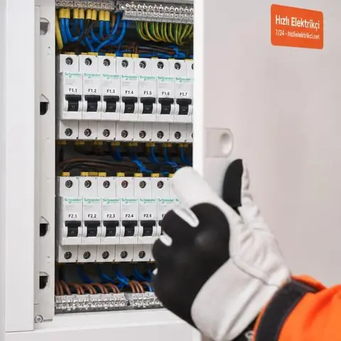 Silivri Kadıköy Mahallesi elektrikçi ekibinin karışık hava hattı ve yer altı hattı düzeninin haritalanması için yerinde çalışması