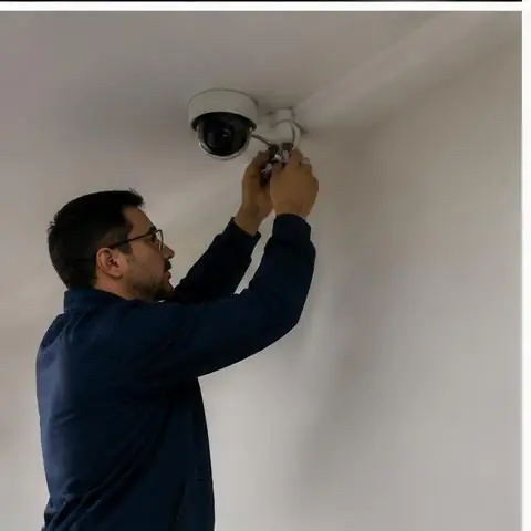 Esenyurt Barbaros Hayrettin Paşa Mahallesi elektrikçi ekibinin barbaros Hayrettin Paşa Mahallesi çevresinde otopark aydınlatması için yerinde çalışması