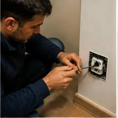 İstanbul elektrikçi ekibinin eski elektrik tesisatının yenilenmesi ve yeni hat çekimi için yerinde çalışması
