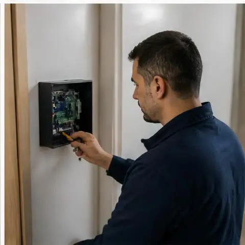 Esenyurt Barbaros Hayrettin Paşa Mahallesi elektrikçi ekibinin esenyurt Barbaros Hayrettin Paşa Mahallesi adreslerinde yük dengesizliği ölçümü için yerinde çalışması