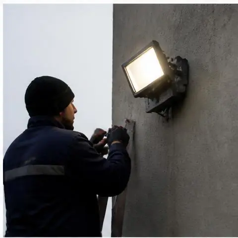 Esenyurt Ardıçlı Mahallesi elektrikçi ekibinin ardıçlı Mahallesi'nde site ortak alan aydınlatması için yerinde çalışması