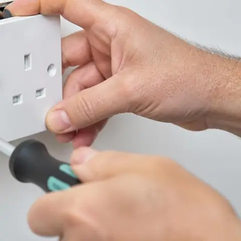 Silivri Kavaklı Hürriyet Mahallesi elektrikçi ekibinin mutfak yenilemesi sonrası ankastre grubun ayrı devreye alınması için yerinde çalışması