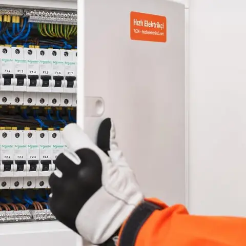 Silivri Büyük Kılıçlı Mahallesi elektrikçi ekibinin hava hattı ve yer altı hattının birlikte bulunduğu tesisatın haritalanması için yerinde çalışması