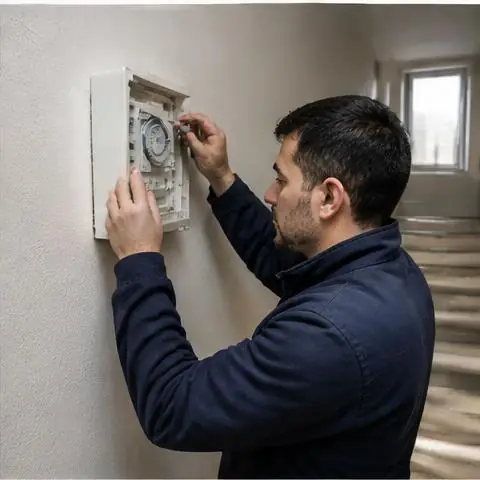 Büyükçekmece: Sahil bandındaki nemli havadan kaynaklanan pano paslanması ve kaçak akım röle atmaları — Planlı uygulama ve son test Büyükçekmece elektrikçi ekibinin sahil bandındaki nemli havadan kaynaklanan pano paslanması ve kaçak akım röle atmaları için yerinde çalışması