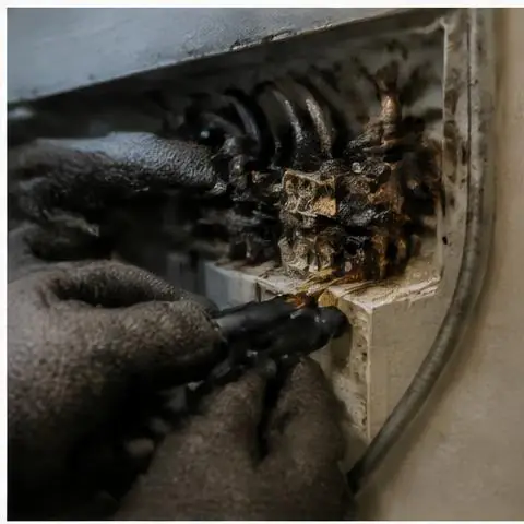 Avcılar Üniversite Mahallesi elektrikçi ekibinin çoklu priz ve uzatma kablosu kullanımından kaynaklanan ısınma için yerinde çalışması