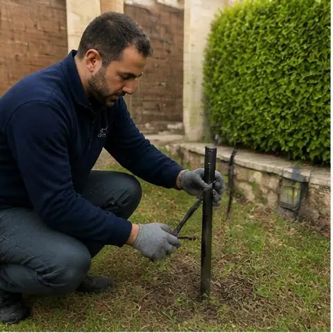 Büyükçekmece Mimarsinan Mahallesi elektrikçi ekibinin müstakil evlerde eski tesisat yenileme için yerinde çalışması