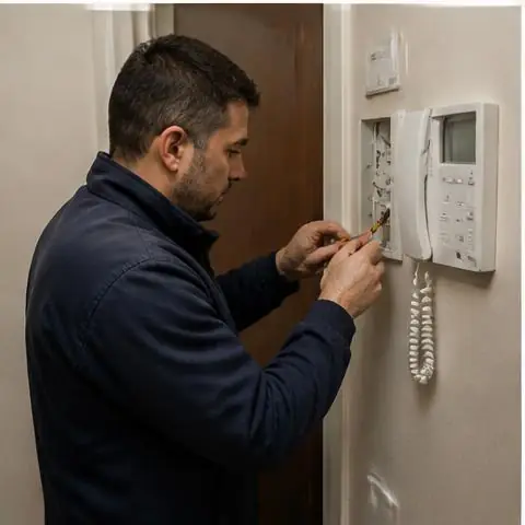 Büyükçekmece 19 Mayıs Mahallesi elektrikçi ekibinin kat panolarındaki eski otomatik sigortaların yenilenmesi için yerinde çalışması