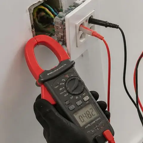 Silivri Piri Mehmet Paşa Mahallesi elektrikçi ekibinin cadde üzerindeki dükkânlarda vitrin ve kepenk motoru beslemesi için yerinde çalışması