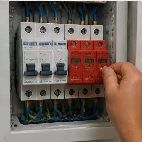 Avcılar Firuzköy Mahallesi elektrikçi ekibinin uzun besleme hatlarında gerilim düşümü ve kesit yetersizliği için yerinde çalışması