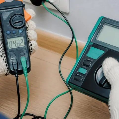 Silivri Seymen Mahallesi elektrikçi ekibinin tarımsal sulama ve depo hatlarının bakımı için yerinde çalışması