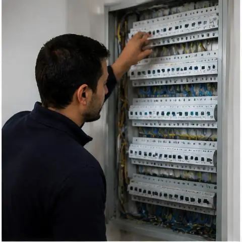 Büyükçekmece Mimarsinan Mahallesi elektrikçi ekibinin sahil tarafındaki yapılarda nem kaynaklı arızalar için yerinde çalışması