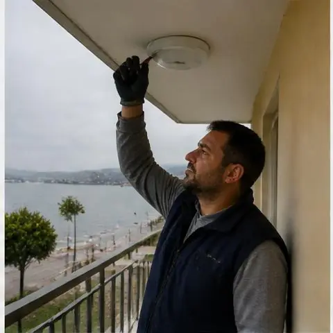 Esenyurt Çınar Mahallesi elektrikçi ekibinin çınar Mahallesi çevresinde iş yeri aydınlatma montajı için yerinde çalışması
