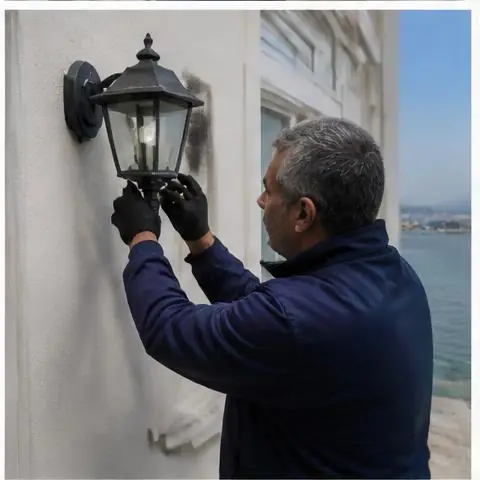 Büyükçekmece Karaağaç Mahallesi elektrikçi ekibinin müstakil yapılarda ana pano kurulumu ve yenileme için yerinde çalışması