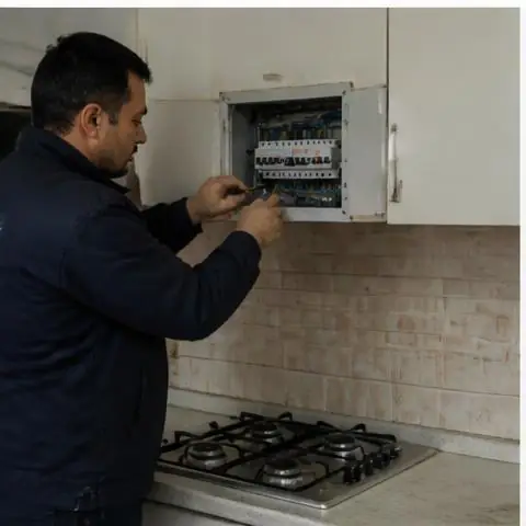 Büyükçekmece Albatros elektrikçi ekibinin elektrikli araç şarj hattı için altyapı kontrolü için yerinde çalışması