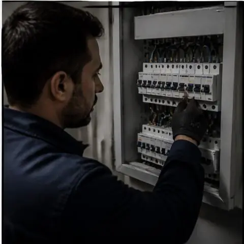 Esenyurt Saadetdere Mahallesi elektrikçi ekibinin esenyurt Saadetdere Mahallesi adreslerinde konut kaçak akım arızaları için yerinde çalışması
