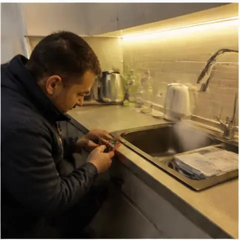 Bahçeşehir Boğazköy elektrikçi ekibinin eski yapılarda kaçak akım rölesi bulunmayan sigorta kutuları için yerinde çalışması