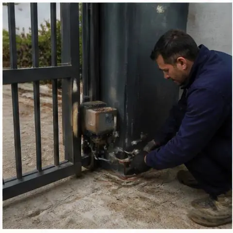 Büyükçekmece Mimaroba Mahallesi elektrikçi ekibinin sonradan eklenen hatların yanlış devreye bağlanması için yerinde çalışması